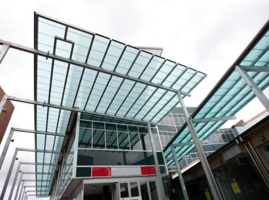 Có nên dùng tấm lợp polycarbonate?