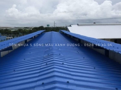 So sánh tôn nhựa và tôn sắt – Lựa chọn vật liệu lợp mái và vách phù hợp